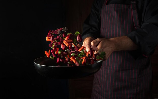 Kucharz przygotowujący danie